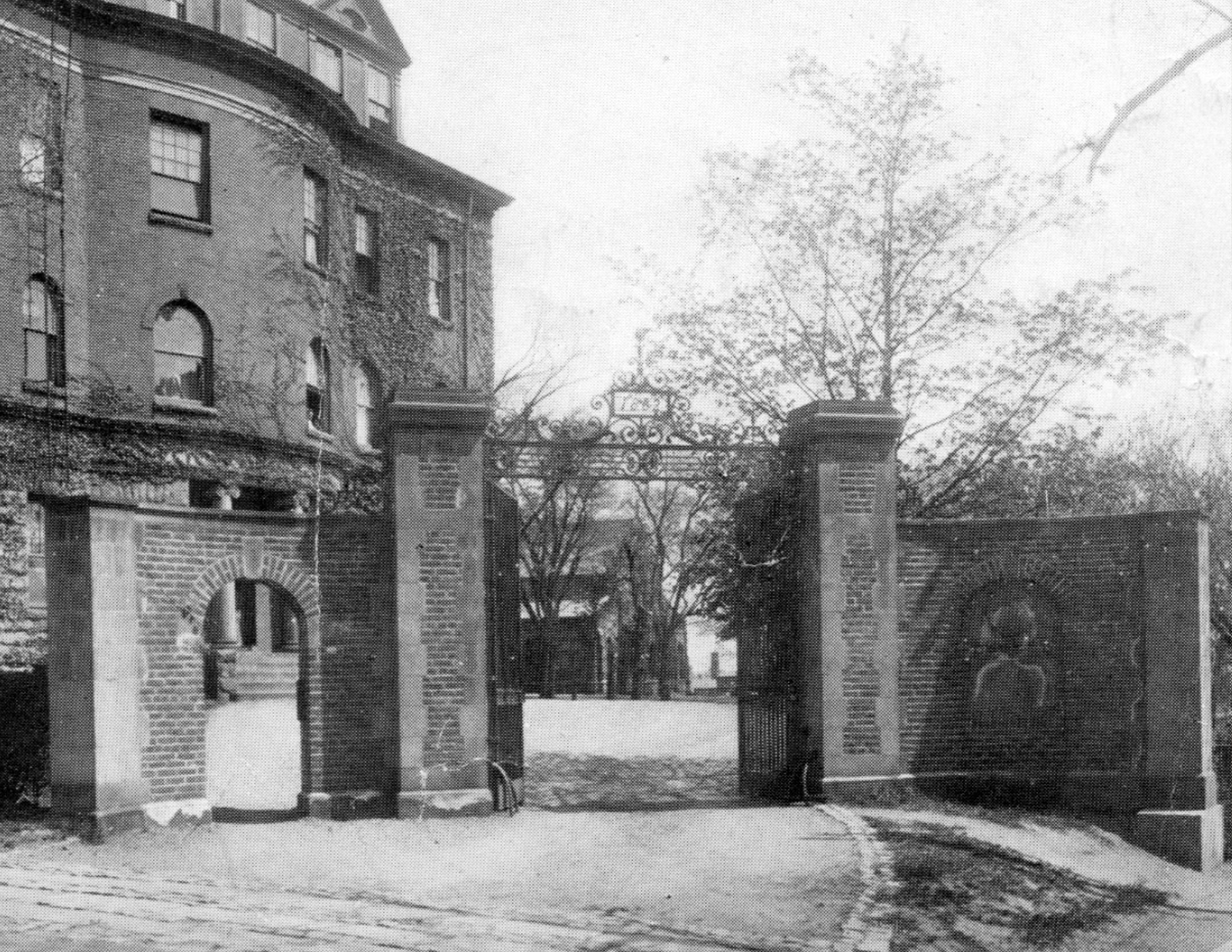 1882_gate