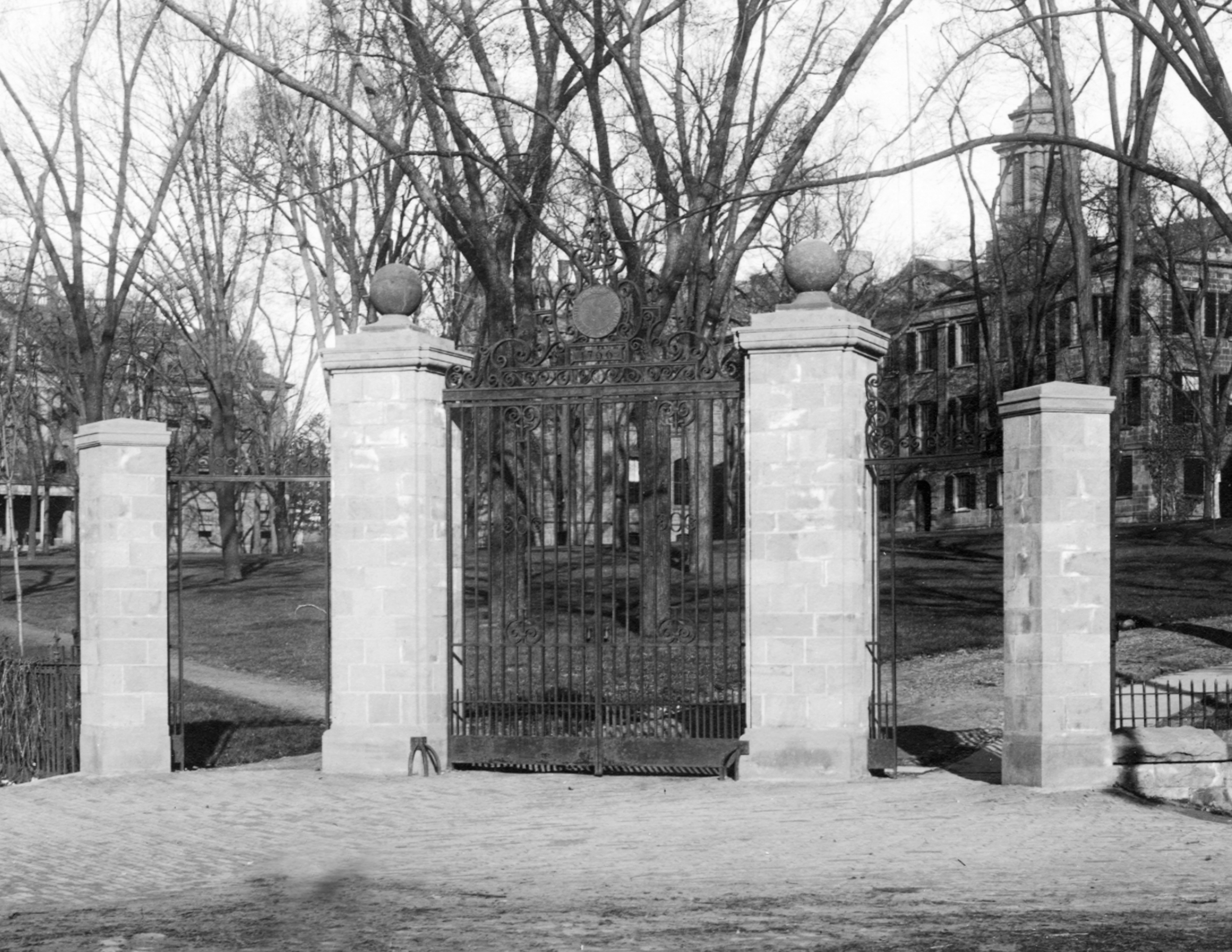 1883_gate