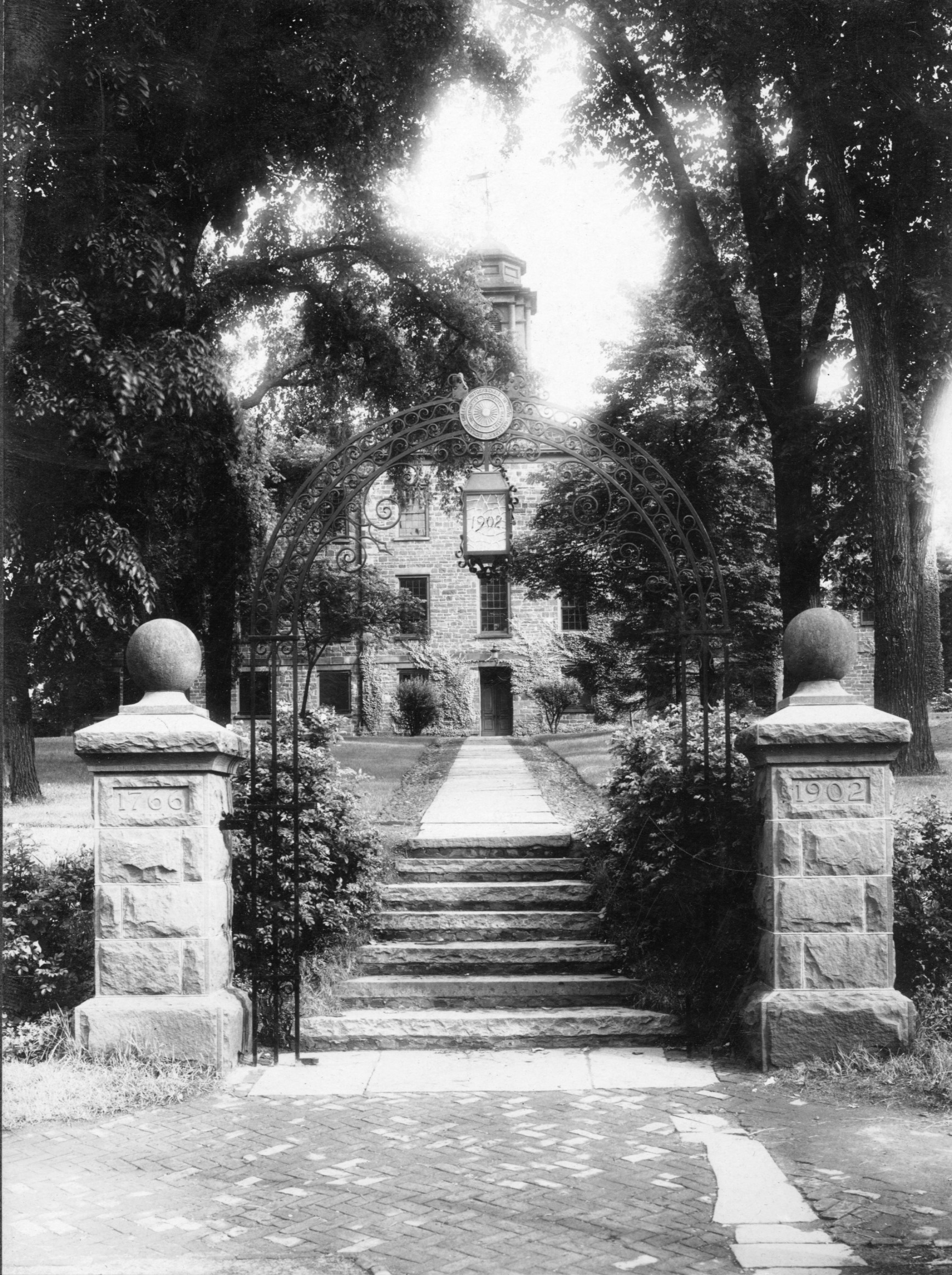 1902_gate